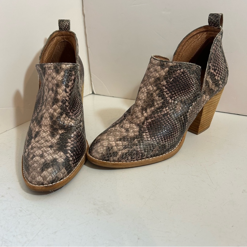 Jeffrey Campbell women’s animal print heeled‎ booties in size 8
